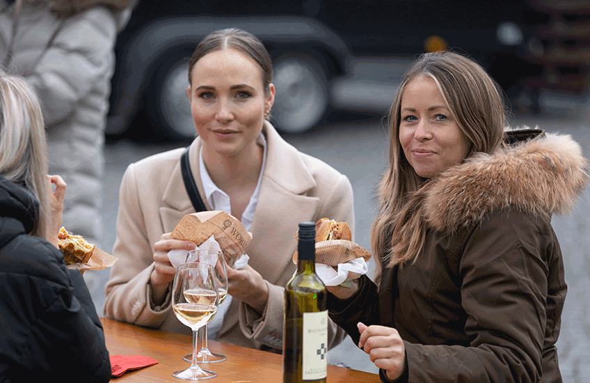 Bummeln, Schlemmen, Freunde treffen und den Fr&uuml;hlingsauftakt genie&szlig;en: Am dritten Aprilwochenende k&ouml;nnen sich die Besucher der L&uuml;bbecker Innenstadt wieder auf &bdquo;L&uuml;bbecke tischt auf&ldquo; mit einem Streetfood Festival auf dem Marktplatz freuen.