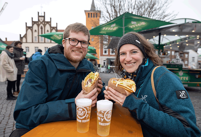 Bummeln, Schlemmen, Freunde treffen und den Fr&uuml;hlingsauftakt genie&szlig;en: Am dritten Aprilwochenende k&ouml;nnen sich die Besucher der L&uuml;bbecker Innenstadt wieder auf &bdquo;L&uuml;bbecke tischt auf&ldquo; mit einem Streetfood Festival auf dem Marktplatz freuen.