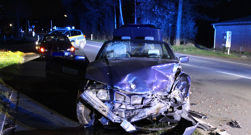 Ein 41-Jähriger hat nach derzeitigen Erkenntnissen der Polizei am Freitagabend (07.04.) auf der Straße "Alte Waldstraße" in Espelkamp einen Verkehrsunfall verursacht und ist anschließend von der Unfallstelle geflüchtet.