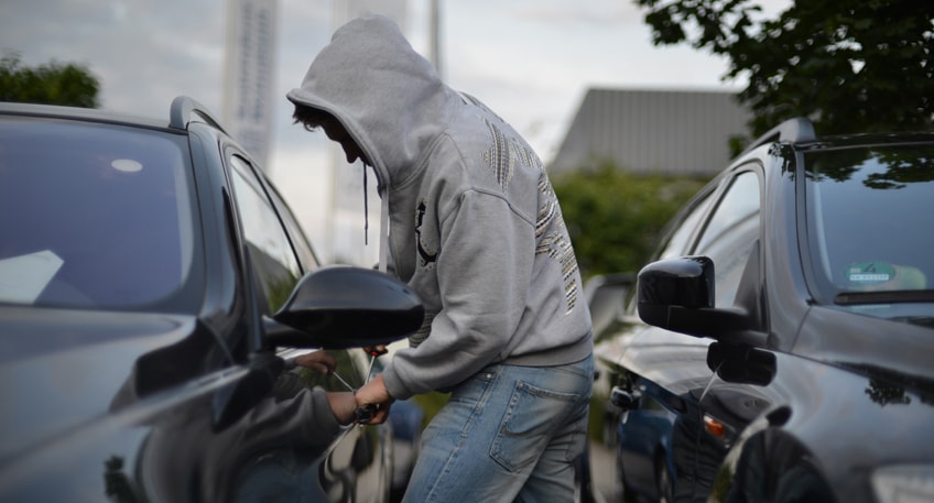 Am Wochenende ist es in Lübbecke zum Aufbruch von drei Fahrzeugen gekommen. Während ein Kastenwagen vor einer Wohnanschrift ins Visier der Kriminellen rückte, wurden zwei geparkte Autos auf Wanderparkplätzen von Autoknackern aufgebrochen.