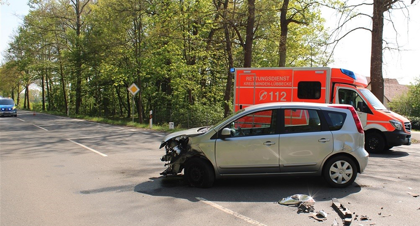 Zu einem Unfall unter Beteiligung zweier Fahrzeuge ist es am Mittwochnachmittag in der Ortschaft Sundern gekommen. Es entstand ein erheblicher Sachschaden. Den Erkenntnissen zufolge hatte eine 86-jährige Stemwederin gegen 14.45 Uhr mit ihrem Nissan die Straße "Harlinge" in Richtung der Schepshaker Straße befahren, als es im dortigen Kreuzungsbereich zum Zusammenstoß mit dem von links kommenden Audi eines 28-Jährigen kam. Dessen Fahrer aus Bad Essen (Landkreis Osnabrück) war zeitgleich in Richtung Haldem unterwegs. Den Angaben nach, hatte der Mann noch vor der Kollision versucht auszuweichen und sein Fahrzeug rechtzeitig zum Stillstand zu bringen. Rettungskräfte kümmerten sich vor Ort um den Audi-Fahrer und seine Beifahrerin (25). Beide wurden leicht verletzt in das Krankenhaus nach Ostercappeln gebracht und konnten nach ambulanter Behandlung wieder entlassen werden. Die Frau aus Stemwede blieb offenbar unverletzt. Da beide Fahrzeuge erheblichen Schaden nahmen, wurden diese abgeschleppt. Der Gesamtschaden dürfte sich nach Einschätzungen der Polizei auf etwa 30.000 Euro belaufen.
