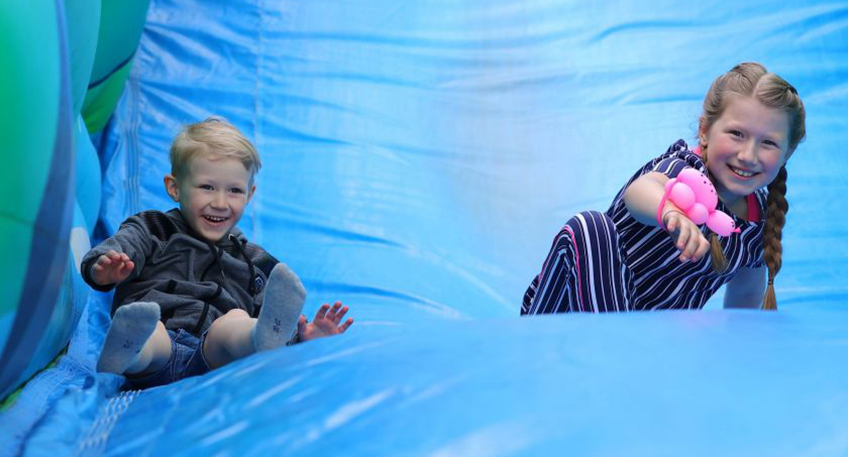 Das Kinderfest geh&ouml;rt seit vielen Jahren zu den Veranstaltungen, die regelm&auml;&szlig;ig f&uuml;r einen Besucheransturm auf die L&uuml;bbecker Innenstadt sorgen. Dies wird auch wieder am Samstag, 6. Mai der Fall sein, wenn die Innenstadt von 10 bis 18 Uhr zu einem riesigen Abenteuer-Spielplatz wird. In dieser Zeit haben die Eltern auch viel Zeit zum Bummeln und Shoppen, denn die Gesch&auml;fte sind ebenfalls bis 18 Uhr ge&ouml;ffnet.