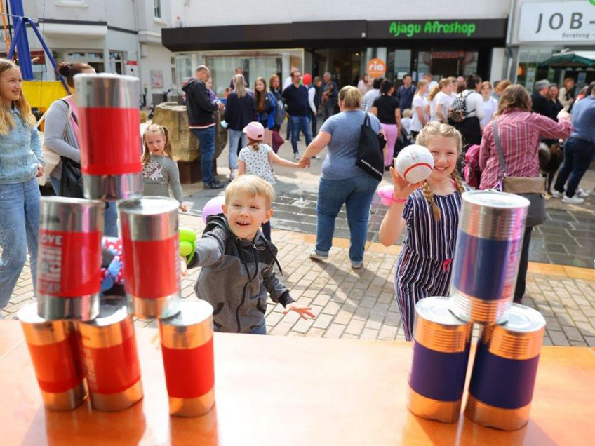 Das Kinderfest geh&ouml;rt seit vielen Jahren zu den Veranstaltungen, die regelm&auml;&szlig;ig f&uuml;r einen Besucheransturm auf die L&uuml;bbecker Innenstadt sorgen. Dies wird auch wieder am Samstag, 6. Mai der Fall sein, wenn die Innenstadt von 10 bis 18 Uhr zu einem riesigen Abenteuer-Spielplatz wird. In dieser Zeit haben die Eltern auch viel Zeit zum Bummeln und Shoppen, denn die Gesch&auml;fte sind ebenfalls bis 18 Uhr ge&ouml;ffnet.