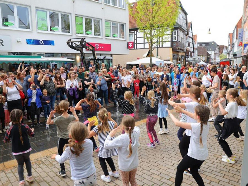 Das Kinderfest geh&ouml;rt seit vielen Jahren zu den Veranstaltungen, die regelm&auml;&szlig;ig f&uuml;r einen Besucheransturm auf die L&uuml;bbecker Innenstadt sorgen. Dies wird auch wieder am Samstag, 6. Mai der Fall sein, wenn die Innenstadt von 10 bis 18 Uhr zu einem riesigen Abenteuer-Spielplatz wird. In dieser Zeit haben die Eltern auch viel Zeit zum Bummeln und Shoppen, denn die Gesch&auml;fte sind ebenfalls bis 18 Uhr ge&ouml;ffnet.