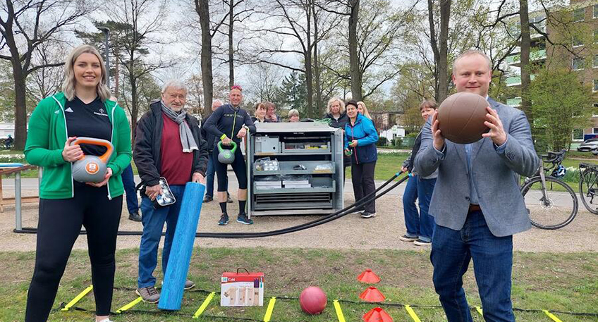 Mehr Schwung in den Alltag bringen! Ab sofort gibt es eine SportBox im Boras-Park. Damit stehen allen Menschen Trainingsmaterialien wie Springseile, B&auml;lle, Gewichte kostenfrei zur Verf&uuml;gung.