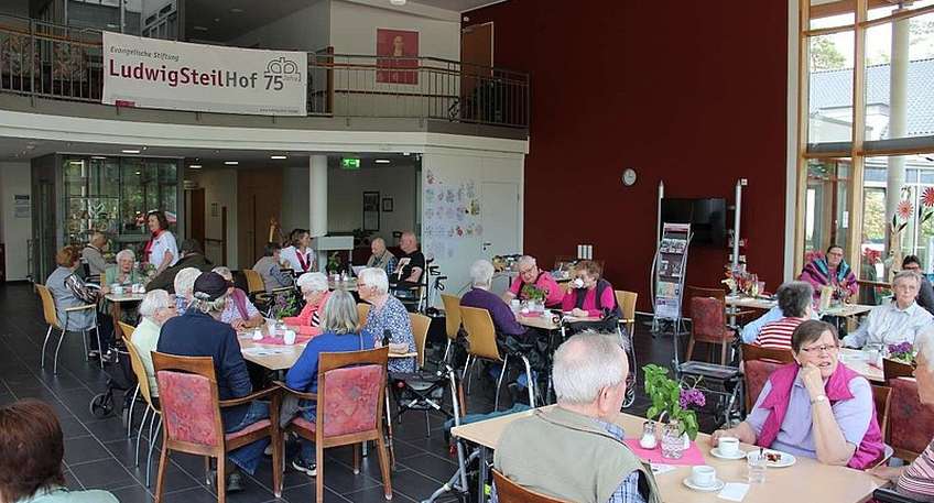 https://www.hallo-luebbecke.de/data/Bildarchiv/2023/202305_Mai/20230521_hallo_minden_lsh_tag_offene_tur_seniorenhilfe_03.jpg