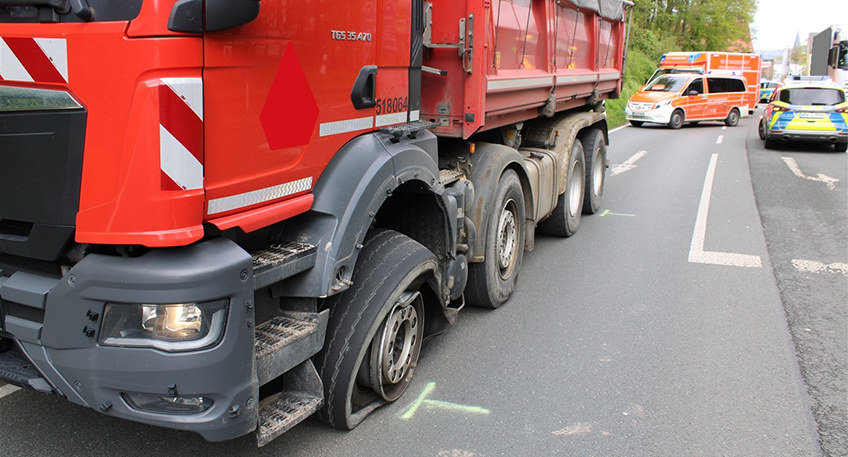 Bei einem Verkehrsunfall auf der Berliner Straße (B 239) zogen sich am späten Dienstagvormittag zwei Personen leichte Verletzungen zu.