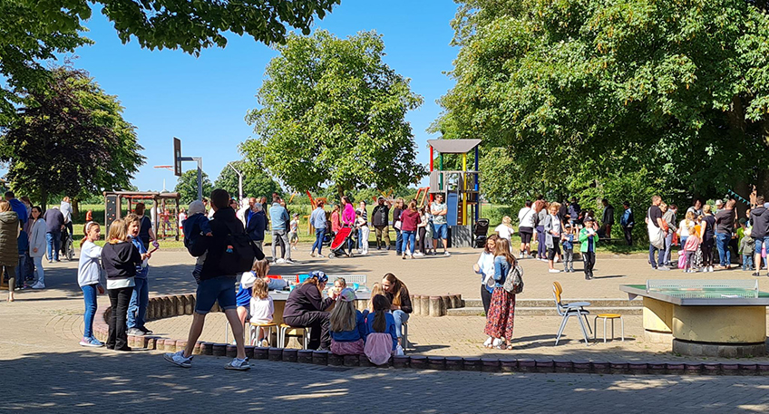 Am Samstag, 03. Juni, fand auf dem Schulhof das Sommerfest anlässlich des 40. Jubiläums des Fördervereins „Freunde der Grundschule Frotheim“ statt. Von den 23 Gründungsmitgliedern sind heute noch 6 im Förderverein.