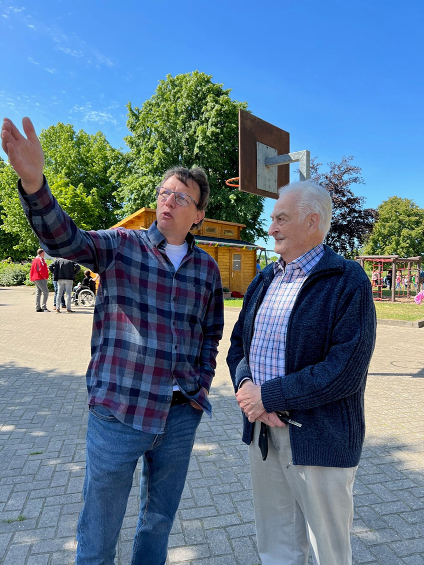 Föderverein: Larissa Mattlage (2. Vorsitzende Förderverein), Jens Heiderich (Ortsvorsteher Frotheim), Dr. Henning Vieker (Bürgermeister Espelkamp), Ingo Podhajsky (1. Vorsitzender Förderverein), Sven Hagemeier (Schulleiter), Natascha Reis (Konrektorin) und Daniela Krato (Bezirksbeamtin Polizei Espelkamp)