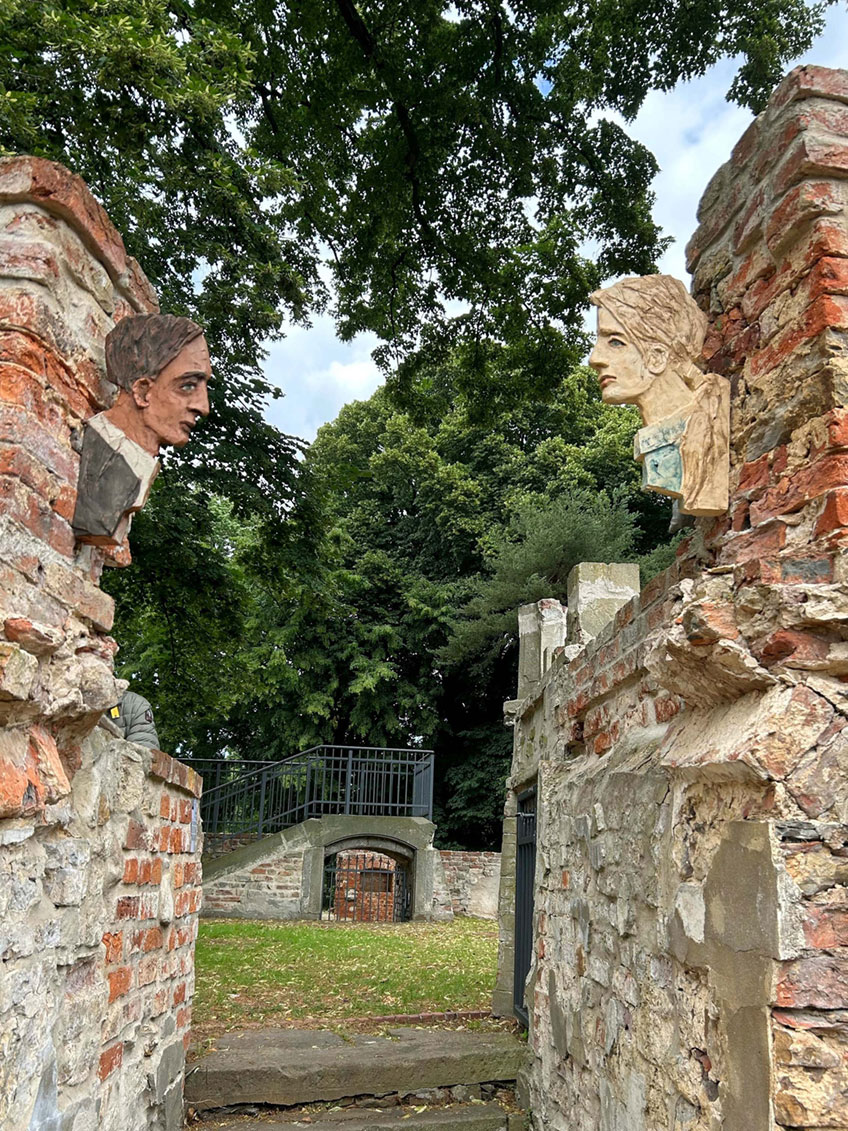 Kunst steht häufig in Verdacht, nicht besonders alltagsnah zu sein. Mitunter haftet ihr sogar etwas Elitäres an. Der Skulpturenwettbewerb auf Schloss Benkhausen beweist, dass es auch anders geht. 