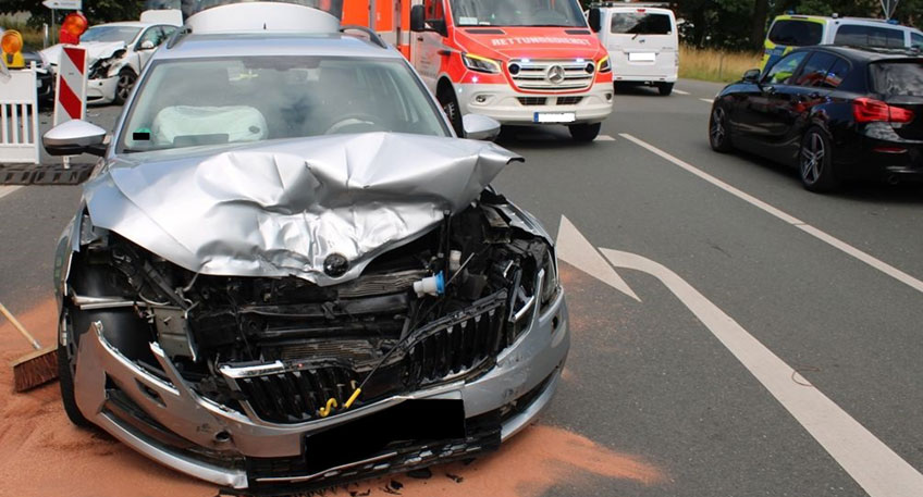 Bei einem Verkehrsunfall auf der L&uuml;bbecker Stra&szlig;e in H&ouml;he der Einm&uuml;ndung zur Oldendorfer Stra&szlig;e am Samstagvormittag waren insgesamt drei Autos beteiligt. Zwei Beteiligte zogen sich Verletzungen zu.