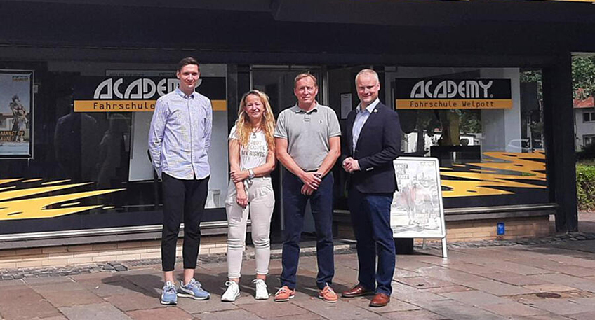 Die Innenstadt von Espelkamp erlebt eine erfreuliche Aufwertung mit der Neuer&ouml;ffnung einer renommierten Fahrschule in der Breslauer Stra&szlig;e 91. Die Academy Fahrschule Welpott hat k&uuml;rzlich ihre T&uuml;ren in einer neuen Filiale in Espelkamp ge&ouml;ffnet und bringt frischen Wind f&uuml;r die st&auml;dtische Entwicklung und die F&ouml;rderung der Verkehrssicherheit.