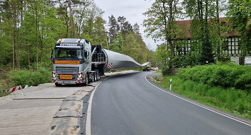 Die ausgelegten Bleche entlang der B51 oder auch der Stra&szlig;e Klingenhagen in Dielingen k&uuml;ndigen es bereits an. Die Anlieferung der 10 neuen Windr&auml;der f&uuml;r den Windpark Tiefenriede in Drohne und Haldem steht unmittelbar bevor. In der Nacht von Dienstag auf Mittwoch rollen und rangieren die ersten Schwertransporte durch Stemwede.