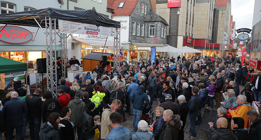 Beim Lübbecker Wurstmarkt am 28./29. Oktober präsentieren sich rund 30 Anbieter mit ihren Ständen in der Innenstadt. Für jeden ist etwas dabei, vom Karussell für die Kleinsten über Verlosungen attraktiver Preise bis hin zum Wurstverkauf für die Liebhaber traditioneller Köstlichkeiten.