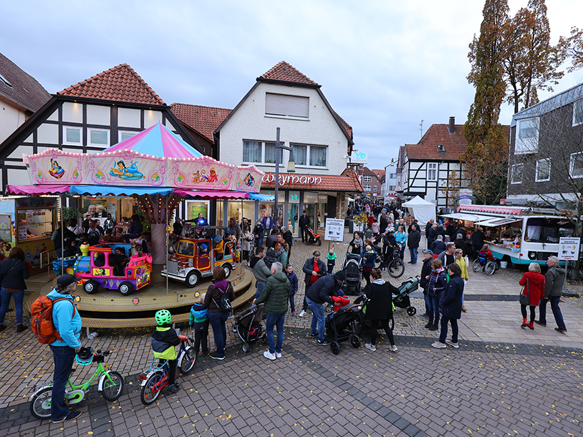Beim Lübbecker Wurstmarkt am 28./29. Oktober präsentieren sich rund 30 Anbieter mit ihren Ständen in der Innenstadt. Für jeden ist etwas dabei, vom Karussell für die Kleinsten über Verlosungen attraktiver Preise bis hin zum Wurstverkauf für die Liebhaber traditioneller Köstlichkeiten.