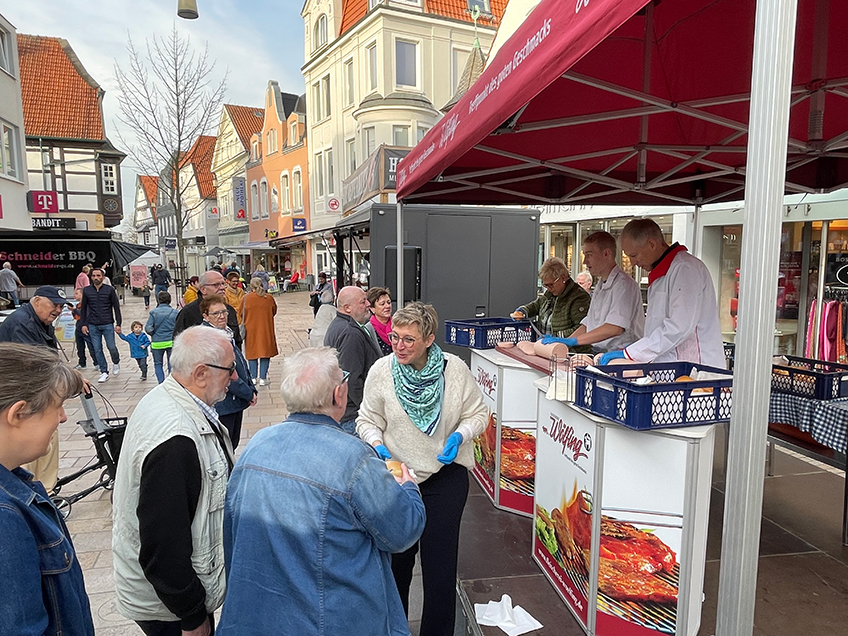 Beim Lübbecker Wurstmarkt am 28./29. Oktober präsentieren sich rund 30 Anbieter mit ihren Ständen in der Innenstadt. Für jeden ist etwas dabei, vom Karussell für die Kleinsten über Verlosungen attraktiver Preise bis hin zum Wurstverkauf für die Liebhaber traditioneller Köstlichkeiten.