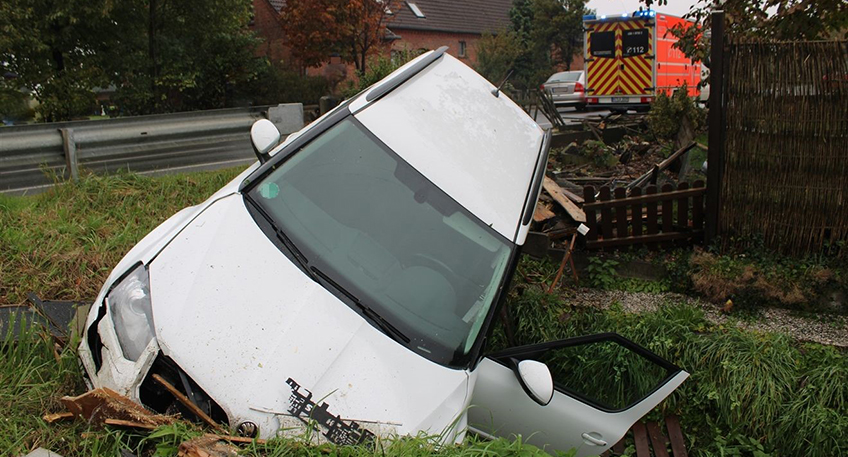 Wegen eines verunfallten Autos und einer leicht verletzten Fahrerin wurde die Polizei am Donnerstagmorgen in den Ortsteil Eikel gerufen.