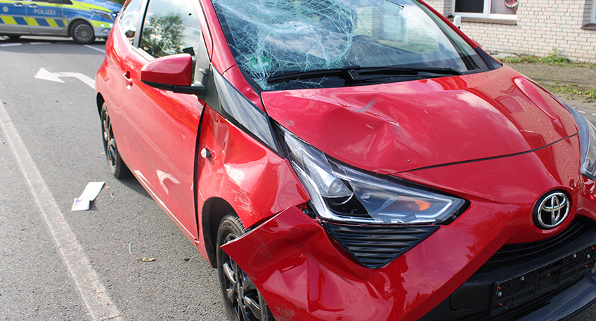 In den Mittagsstunden des Sonntags hat sich in Fabbenstedt ein Unfall zwischen einem Autofahrer und einem Radfahrer ereignet. Dabei erlitt der Radler Verletzungen und wurde anschlie&szlig;end ins Krankenhaus eingeliefert.