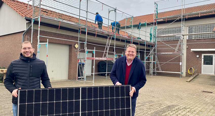 Photovoltaik für das Dach des Dielinger Wasserwerkes. Till Hilker (Leiter Wasserwerke, li.) und Bürgermeister Kai Abruszat mit einem der PV-Module.