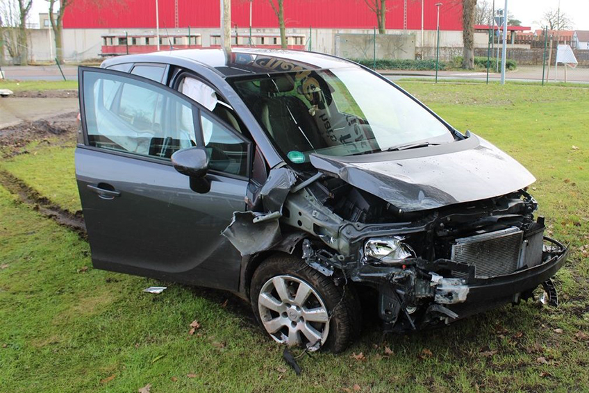 Wegen eines verunfallten Autos und einem leicht verletzten Fahrer wurde die Polizei am Samstagmorgen nach Rahden gerufen.