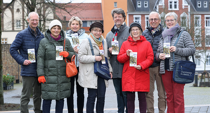 Das Lübbecker Stadtführer-Team freut sich auf die neue Saison (von links nach rechts): Uwe Feldmann, Magret Möllering, Ulrike Köpper, Ursula Karic, Friedhelm Diekemper, Erika Müller, Horst Schürmann und Brigitte Kütemeier. Es fehlen Jutta Diekmann, Bernhard Kostka und Karin Poad. Foto: Foto Pescht