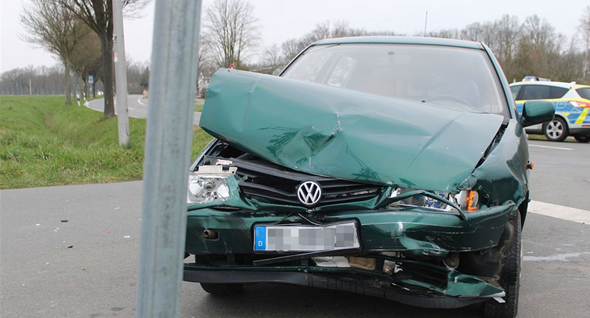 Zur Kollision zweier Autos ist es am Dienstagnachmittag an der Kreuzung Lübbecker Straße/Brückenstraße in Lashorst gekommen. Dabei zog sich ein aus Minden stammender Fahrzeugführer leichte Verletzungen zu.