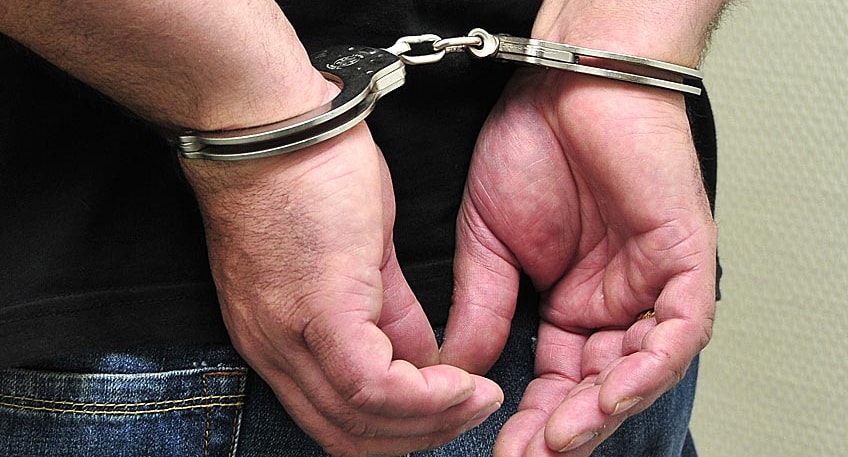 Unter dem Tatverdacht des schweren Einbruchdiebstahls konnten Polizeieinsatzkr&auml;fte in L&uuml;bbecke am Montag einen Einbrecher festnehmen. Der Gesch&auml;digte selbst hatte den Mann auf frischer Tat angetroffen und dingfest gemacht.