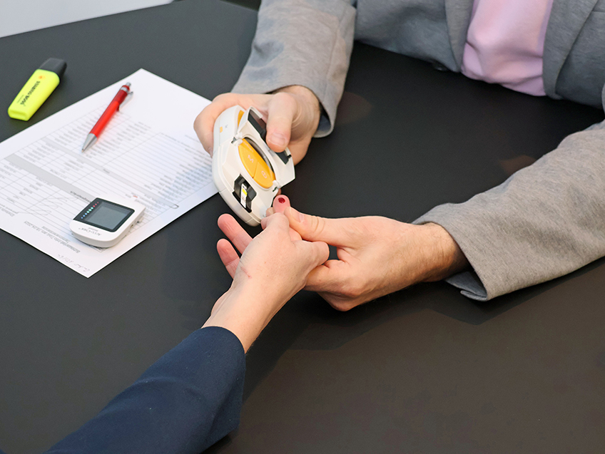 Dr. Georg Backhausen untersucht das Schlaganfallrisiko von Merkur-Mitarbeiterin Sarah Wehebrink. Nils Rullk&ouml;tter, Hartmut Jork, Dr. Bert Honsel und Dr. Ravinder Stephan Singh Sud verfolgen die Untersuchung.