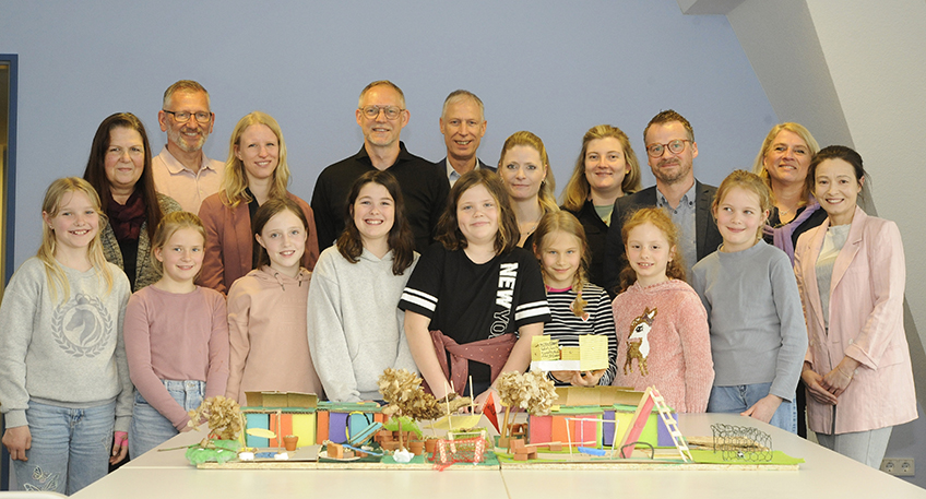 Spiel und Sport, Ruhezonen, Photovoltaik auf dem Dach und ganz viel Gr&uuml;n: Blasheimer Grundsch&uuml;lerinnen und -sch&uuml;ler haben sehr konkrete Vorstellungen davon, wie die Au&szlig;enanlagen ihres geplanten Schulneubaus aussehen sollten. Diese haben sie jetzt in Form zweier Architekturmodelle im Rathaus pr&auml;sentiert.