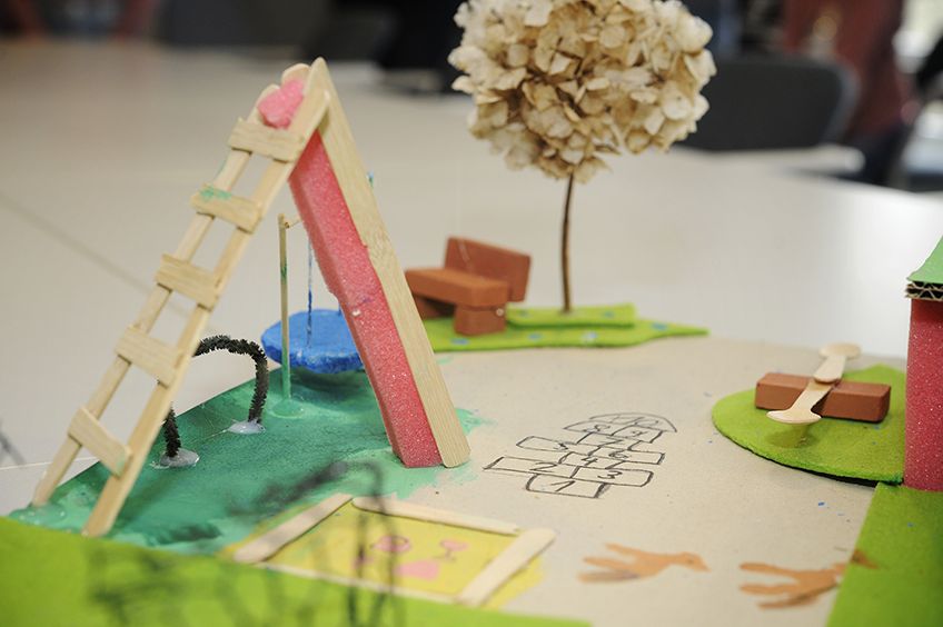 Spiel und Sport, Ruhezonen, Photovoltaik auf dem Dach und ganz viel Gr&uuml;n: Blasheimer Grundsch&uuml;lerinnen und -sch&uuml;ler haben sehr konkrete Vorstellungen davon, wie die Au&szlig;enanlagen ihres geplanten Schulneubaus aussehen sollten. Diese haben sie jetzt in Form zweier Architekturmodelle im Rathaus pr&auml;sentiert.