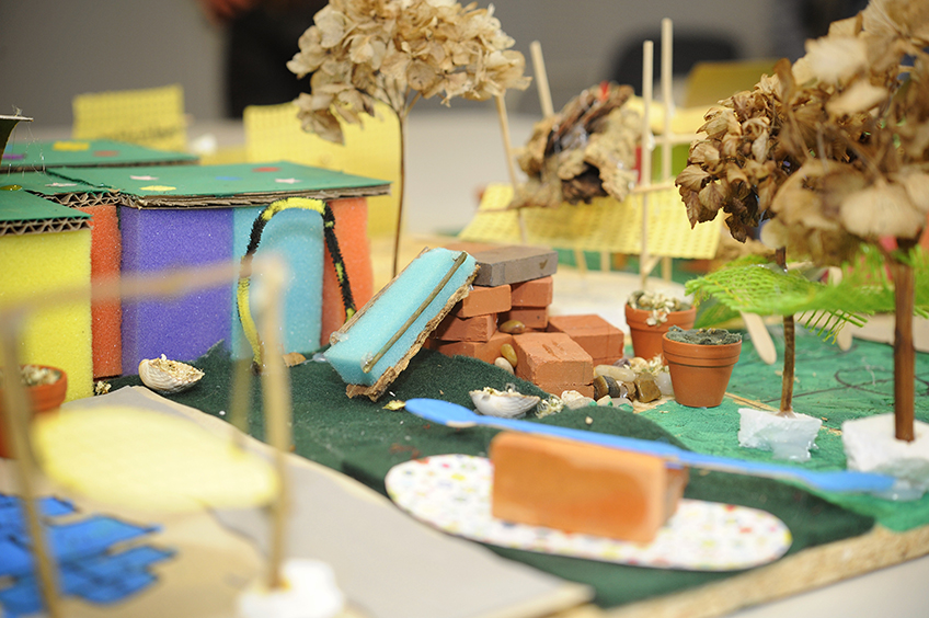 Spiel und Sport, Ruhezonen, Photovoltaik auf dem Dach und ganz viel Gr&uuml;n: Blasheimer Grundsch&uuml;lerinnen und -sch&uuml;ler haben sehr konkrete Vorstellungen davon, wie die Au&szlig;enanlagen ihres geplanten Schulneubaus aussehen sollten. Diese haben sie jetzt in Form zweier Architekturmodelle im Rathaus pr&auml;sentiert.