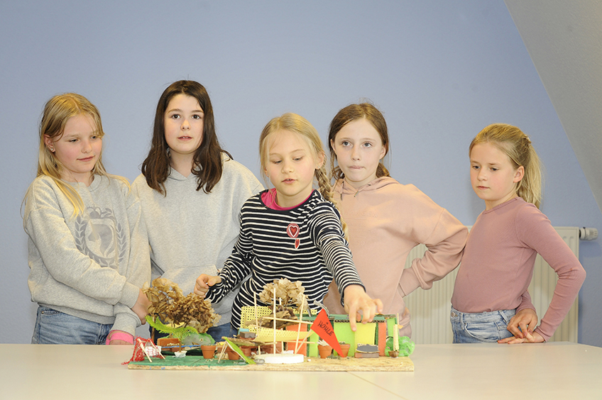 Spiel und Sport, Ruhezonen, Photovoltaik auf dem Dach und ganz viel Gr&uuml;n: Blasheimer Grundsch&uuml;lerinnen und -sch&uuml;ler haben sehr konkrete Vorstellungen davon, wie die Au&szlig;enanlagen ihres geplanten Schulneubaus aussehen sollten. Diese haben sie jetzt in Form zweier Architekturmodelle im Rathaus pr&auml;sentiert.