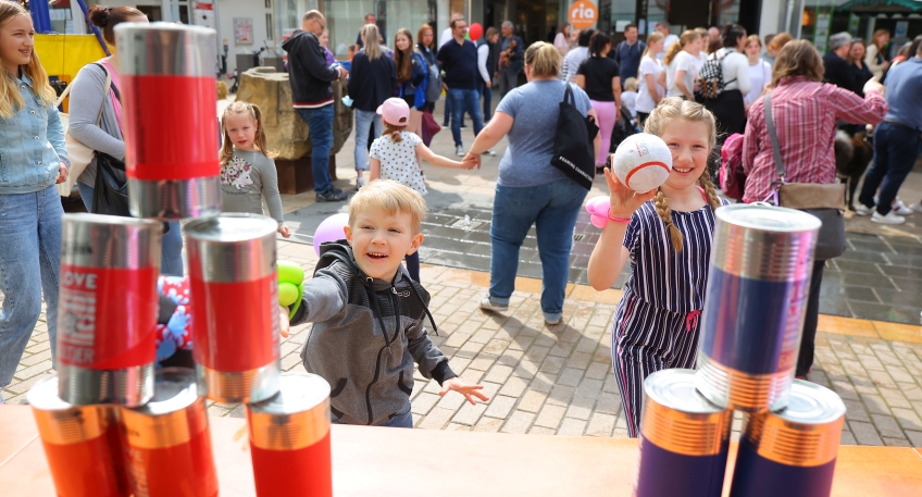 https://www.hallo-luebbecke.de/data/Bildarchiv/2024/202404_April/20240428_hallo_minden_foto_pescht_kinderfest_dosen_werfen.jpg