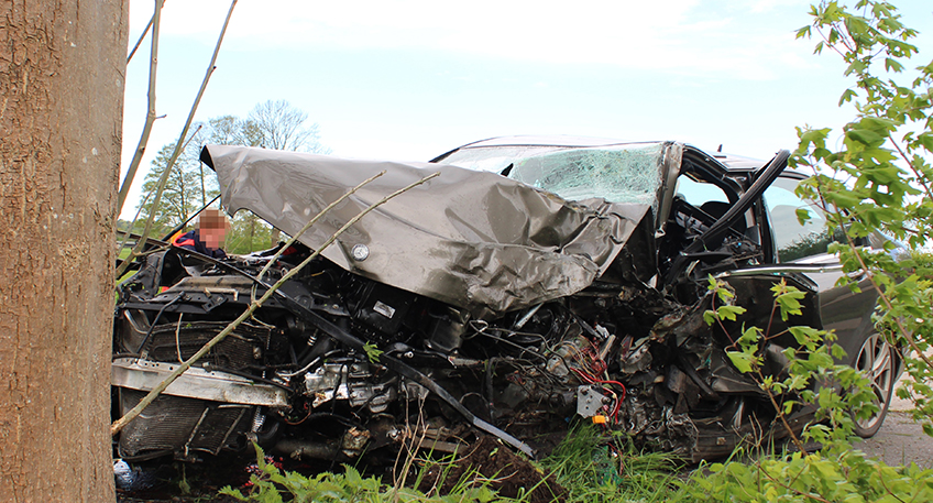 Ein Autofahrer und dessen Beifahrer haben sich bei einem Verkehrsunfall am Sonntagvormittag schwere Verletzungen zugezogen.