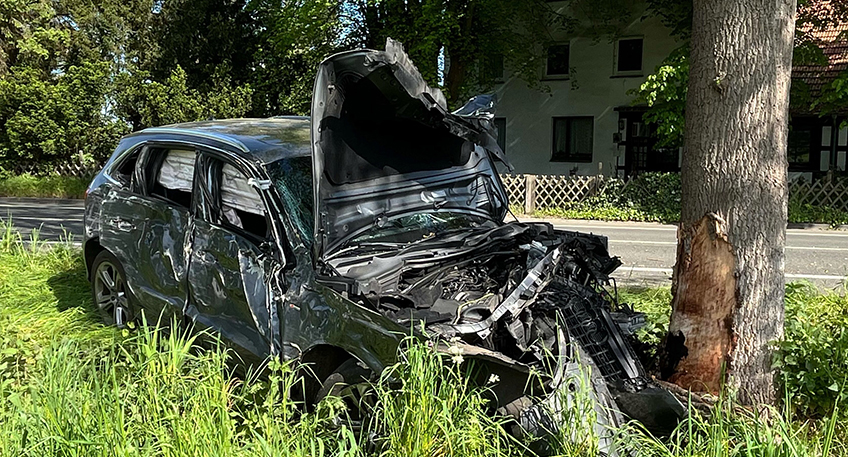 Ein mutma&szlig;lich unter Einfluss alkoholischer Getr&auml;nke stehender Autofahrer hat am Samstagmorgen einen Verkehrsunfall auf der Stra&szlig;e Alter Postweg (L 770) verursacht.