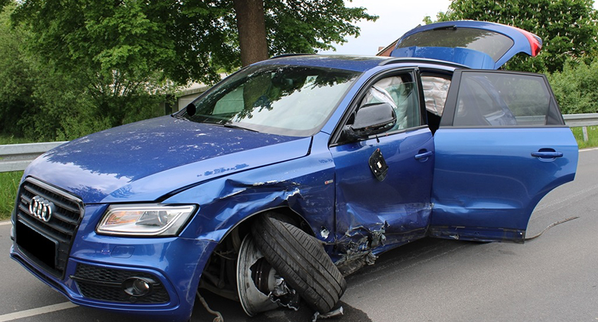 Drei leicht verletzte Personen, zwei erheblich besch&auml;digte Autos, eine Blutprobe und die Sicherstellung eines F&uuml;hrerscheins sind das Resultat eines Verkehrsunfalls in Br&ouml;derhausen am Samstagmittag.