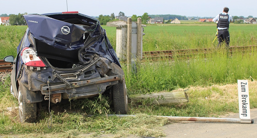Bei der Kollision mit einer Eurobahn in L&uuml;bbecke hat sich am Dienstag ein 56-j&auml;hriger Autofahrer offenbar leichtere Verletzungen zugezogen. Der Unfall ereignete sich am Nachmittag gegen 15.50 Uhr an dem unbeschrankten Bahn&uuml;bergang am Bahnweg / Zum Brokamp.