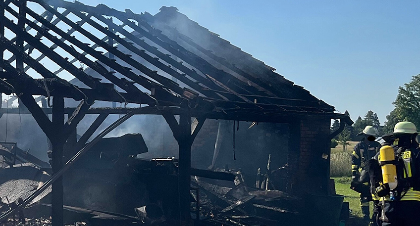 Zu einem Brand wurden Feuerwehr und Polizei am Dienstag gegen 16 Uhr zur Lemf&ouml;rder Stra&szlig;e nach Rahden gerufen. Dort hatte in den Nachmittagsstunden auf einem Grundst&uuml;ck eine Scheune Feuer gefangen. 