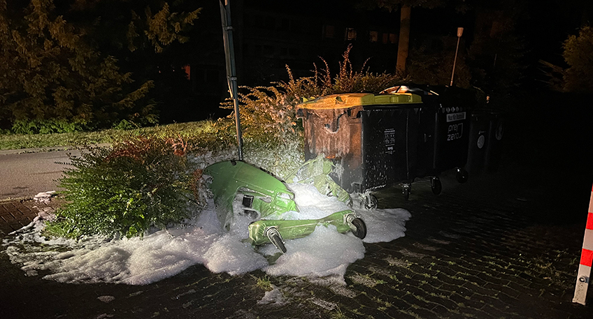 Eine Serie von Bränden hat Polizei und Feuerwehr in der Nacht zu Samstag in Atem gehalten. Innerhalb von knapp vier Stunden wurden über den Notruf rund zehn Brände im Innenstadtbereich gemeldet.
