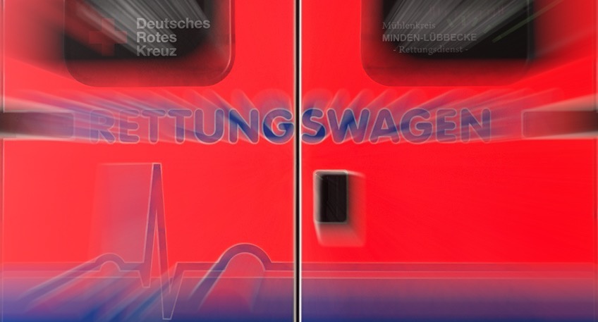 Am Donnerstagabend hat sich ein Motorradfahrer bei einem Verkehrsunfall in Espelkamp schwere Verletzungen zugezogen. Alarmierte Rettungskr&auml;fte k&uuml;mmerten sich um den Mann, f&uuml;r den nach Angaben der behandelnden &Auml;rzte zun&auml;chst eine Lebensgefahr nicht ausgeschlossen werden konnte.