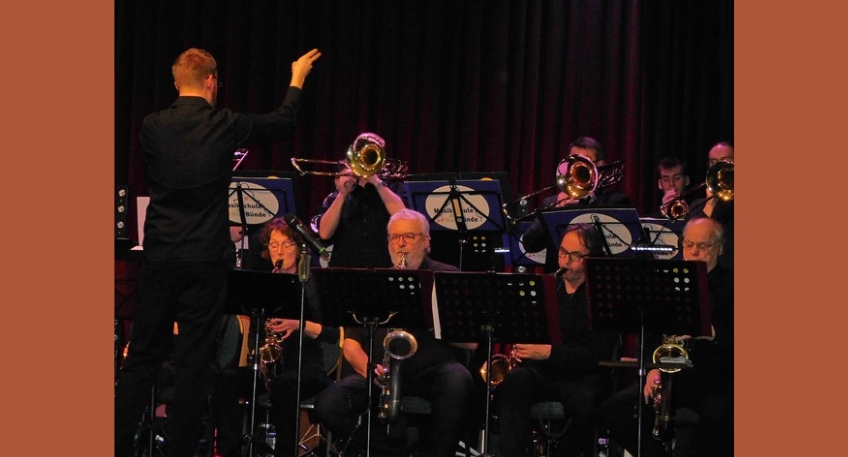 https://www.hallo-luebbecke.de/data/Bildarchiv/2024/202409_September/20240901_hallo_minden_jazz_club_lk_big_band_unviversum_hans_walter_becker.jpg