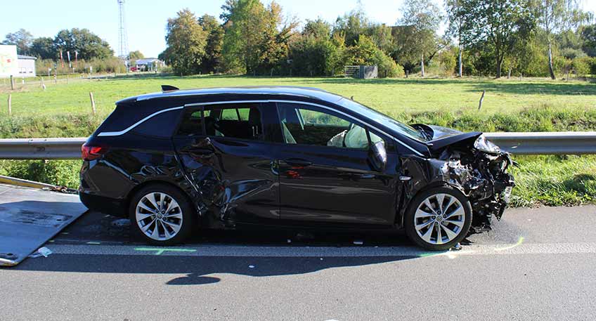 Auf der Kreuzung Diepholzer Stra&szlig;e (B 239) und Tielger Stra&szlig;e kollidierten in den Morgenstunden des Sonntags zwei Autos. Hierbei zogen sich alle drei Fahrzeuginsassen Verletzungen zu.