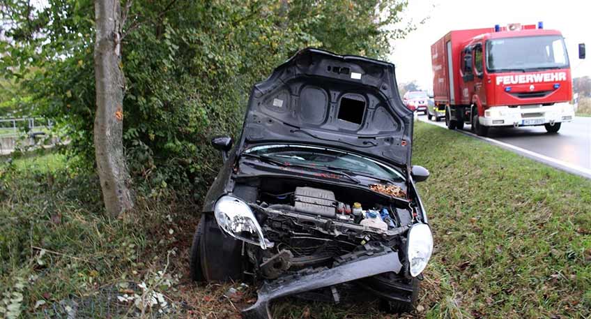 Mutma&szlig;lich aufgrund einer frischen &Ouml;lspur verlor am Dienstagmittag eine Autofahrerin die Kontrolle &uuml;ber ihren Wagen und prallte gegen einen Baum.