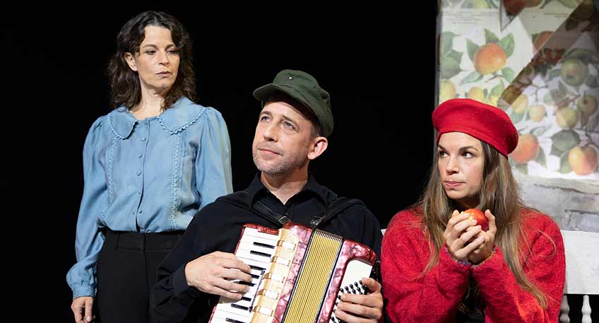 Auch das Volksbildungswerk Espelkamp e.V. beteiligt sich zum 75-j&auml;hrigen Stadtjubil&auml;um der Stadt Espelkamp mit einem besonderen Programmpunkt. Pr&auml;sentiert wird das Schauspiel &bdquo;Altes Land&ldquo;, eine ber&uuml;hrende und zugleich humorvolle Geschichte zweier heimatsuchender Frauen in einem Bauernhaus im Alten Land, das Zufluchtsort &uuml;ber Generationen wird.