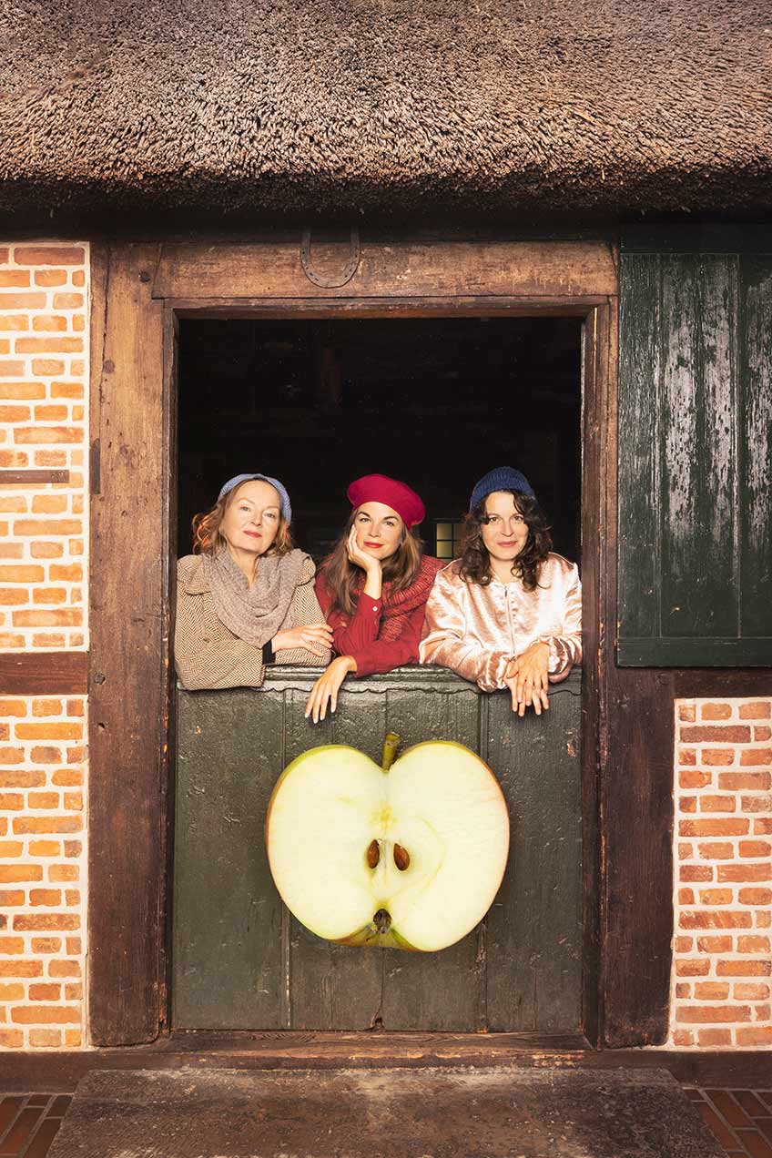 Auch das Volksbildungswerk Espelkamp e.V. beteiligt sich zum 75-j&auml;hrigen Stadtjubil&auml;um der Stadt Espelkamp mit einem besonderen Programmpunkt. Pr&auml;sentiert wird das Schauspiel &bdquo;Altes Land&ldquo;, eine ber&uuml;hrende und zugleich humorvolle Geschichte zweier heimatsuchender Frauen in einem Bauernhaus im Alten Land, das Zufluchtsort &uuml;ber Generationen wird.