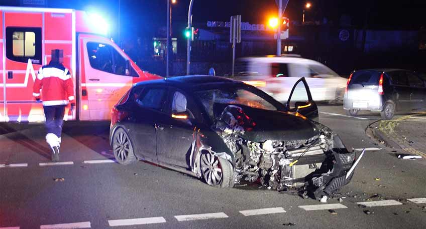 Die Fahrt eines alkoholisierten Autofahrers endete in der Nacht zu Sonntag vor einem Verkehrsschild. Bei der Unfallaufnahme stellten die Beamten Alkoholgeruch beim Fahrer fest.