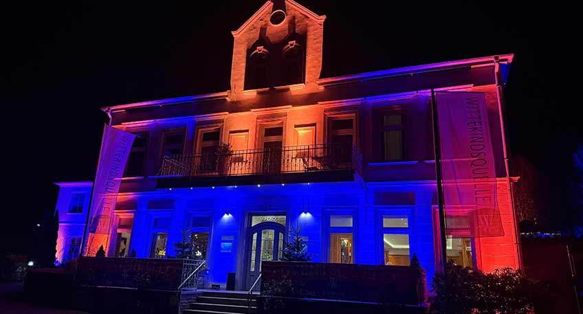 Lichterketten in Bäumen und Sträuchern, der Duft von Grünkohl und Crêpe und dazu besinnliche Weihnachtsmusik: Der Weihnachtsmarkt „Adventsquelle“, den das Hotel & Restaurant Wittekindsquelle zusammen mit dem Infrastrukturunternehmen GREENFIBER vom 29. November bis 1. Dezember veranstaltete, war auch in diesem Jahr ein voller Erfolg.