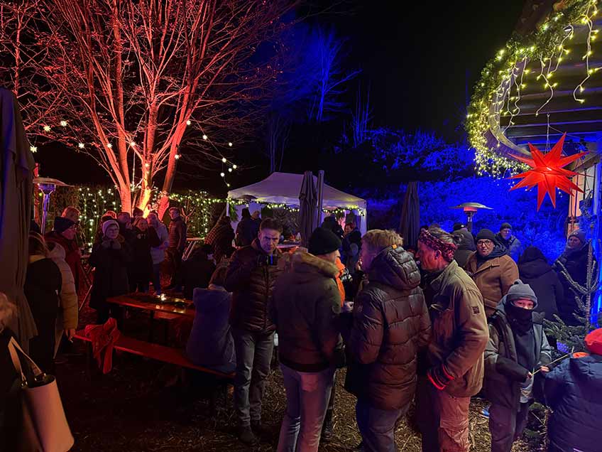 Lichterketten in Bäumen und Sträuchern, der Duft von Grünkohl und Crêpe und dazu besinnliche Weihnachtsmusik: Der Weihnachtsmarkt „Adventsquelle“, den das Hotel & Restaurant Wittekindsquelle zusammen mit dem Infrastrukturunternehmen GREENFIBER vom 29. November bis 1. Dezember veranstaltete, war auch in diesem Jahr ein voller Erfolg.