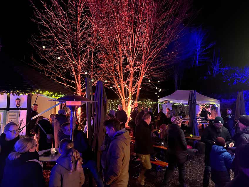 Lichterketten in Bäumen und Sträuchern, der Duft von Grünkohl und Crêpe und dazu besinnliche Weihnachtsmusik: Der Weihnachtsmarkt „Adventsquelle“, den das Hotel & Restaurant Wittekindsquelle zusammen mit dem Infrastrukturunternehmen GREENFIBER vom 29. November bis 1. Dezember veranstaltete, war auch in diesem Jahr ein voller Erfolg.