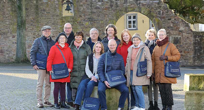Nach einer sehr erfolgreichen Saison 2024 mit über 80 offenen Führungen und Gruppenführungen freut sich das Lübbecker Stadtführerteam auf den Start des neuen Programms im Jubiläumsjahr „1250 Jahre Lübbecke“.